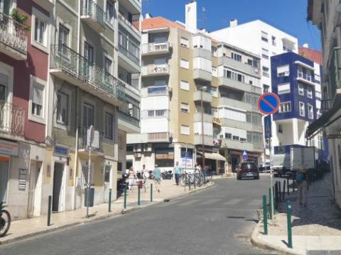 Fantástico Apartamento T2 totalmente remodelado com vista Rio, junto a Santa Apolónia, excelente localização