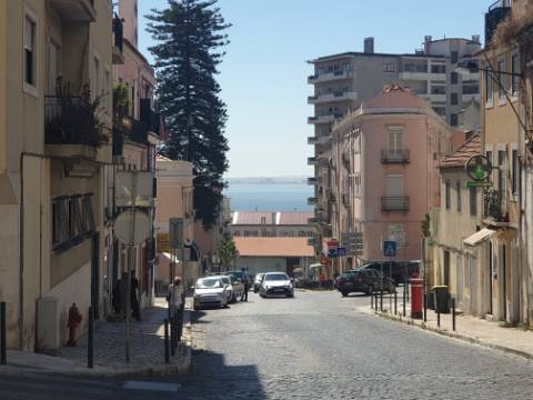 Fantástico Apartamento T2 totalmente remodelado com vista Rio, junto a Santa Apolónia, excelente localização