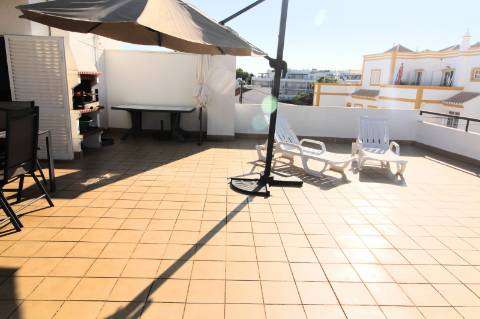 Apartamento T2, último andar, com um amplo terraço de 74.40 m2, Santa Luzia, Tavira