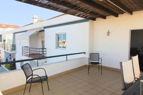 Apartamento T2, último andar, com um amplo terraço de 74.40 m2, Santa Luzia, Tavira