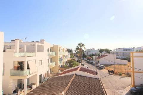 Apartamento T2, último andar, com um amplo terraço de 74.40 m2, Santa Luzia, Tavira