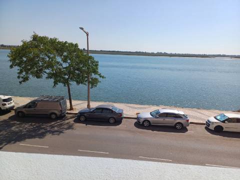 Apartamento T1 situado na primeira linha Rio Guadiana. Arrendamento de Outubro a Maio