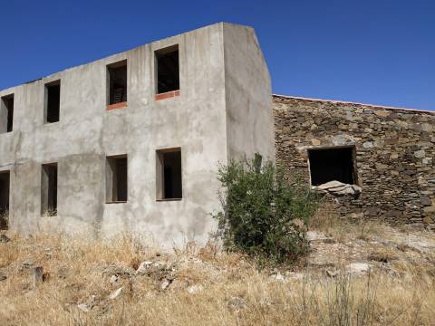 MORADIA - TURISMO - COM TERRENO DE 6 HECTARES NA ALDEIA DE SÃO MARTINHO - ALCOUTIM - ALGARVE