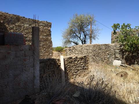 MORADIA - TURISMO - COM TERRENO DE 6 HECTARES NA ALDEIA DE SÃO MARTINHO - ALCOUTIM - ALGARVE