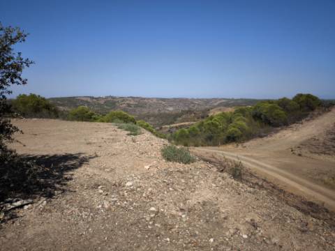 TERRENO COM 7.280 M2 - COM TERRAÇO - VISTA MAR - PRÓXIMO A CORTE DO GAGO - CASTRO MARIM - ALGARVE