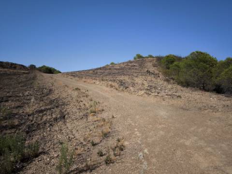 TERRENO COM 7.280 M2 - COM TERRAÇO - VISTA MAR - PRÓXIMO A CORTE DO GAGO - CASTRO MARIM - ALGARVE