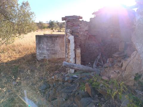 TERRENO COM ARMAZÉM - RUINA - NORA - FURO - COM 77.630 M2 - CONSTRUÇÃO DE MORADIA E TURISMO - MALHÃO - CASTRO MARIM - ALGARVE
