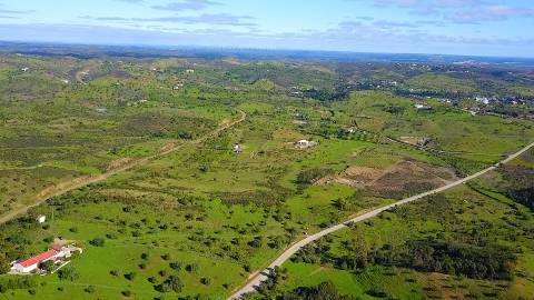 TERRENO COM ARMAZÉM - RUINA - NORA - FURO - COM 77.630 M2 - CONSTRUÇÃO DE MORADIA E TURISMO - MALHÃO - CASTRO MARIM - ALGARVE
