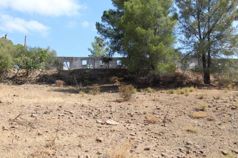 TERRENO COM 113.000 M2 - COM ÁGUA - ELETRICIDADE - ESTUFAS - PARA CONSTRUÇÃO - HABITAÇÃO E TURISMO - EM ODELEITE - CASTRO MARIM - ALGARVE
