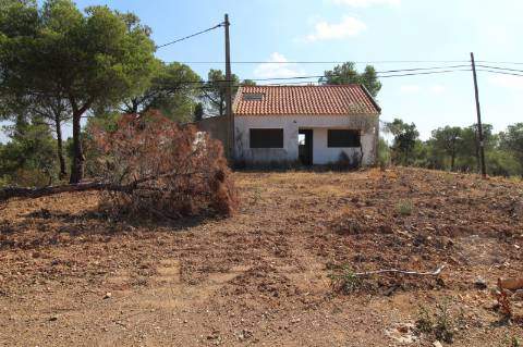 TERRENO COM 113.000 M2 - COM ÁGUA - ELETRICIDADE - ESTUFAS - PARA CONSTRUÇÃO - HABITAÇÃO E TURISMO - EM ODELEITE - CASTRO MARIM - ALGARVE