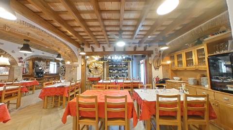 Restaurante equipado com esplanada, na zona comercial de Olhão!!!