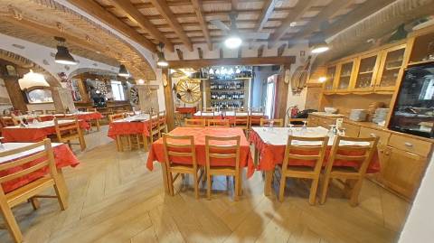 Restaurante equipado com esplanada, na zona comercial de Olhão!!!