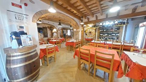 Restaurante equipado com esplanada, na zona comercial de Olhão!!!