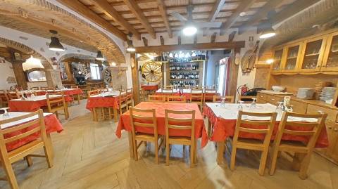 Restaurante equipado com esplanada, na zona comercial de Olhão!!!