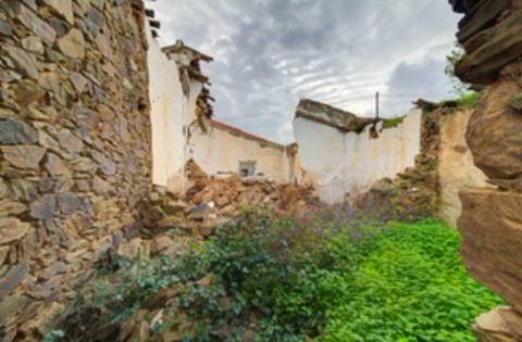 Ruína com vista para o mar