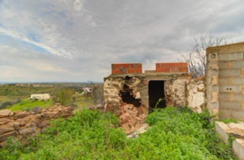 Ruína com vista para o mar