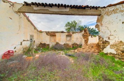 Ruína com vista para o mar