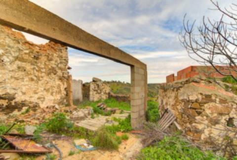 Ruína com vista para o mar