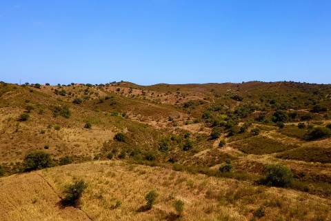 TERRENO MISTO COM 1.200 M2 ÁREA URBANA E 12.7 HECTARES DE TERRENO COM LAGO PRIVADO EM BOTELHAS - CASTRO MARIM