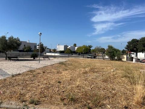 Terreno para construção de 23 apartamentos + 1 loja no centro de loule