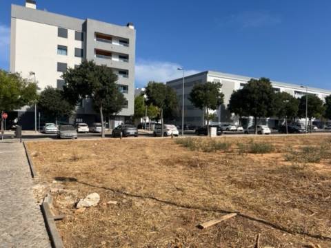 Terreno para construção de 23 apartamentos + 1 loja no centro de loule