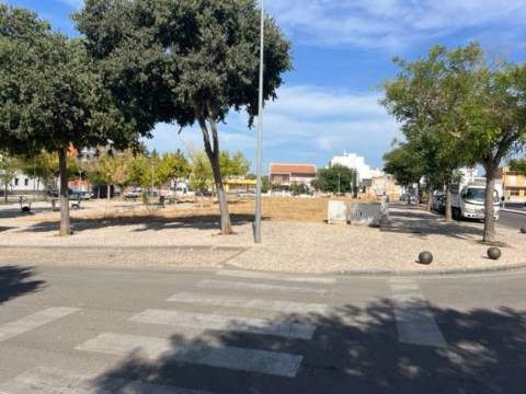 Lote com 868m2 para construção de 23 apartamentos e um comerciocom 2579m2 para construção no centro de loule