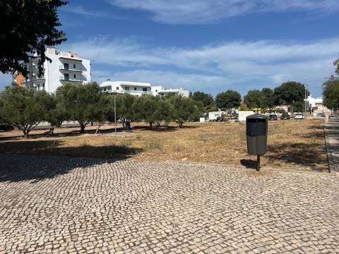 Lote com 868m2 para construção de 23 apartamentos e um comerciocom 2579m2 para construção no centro de loule