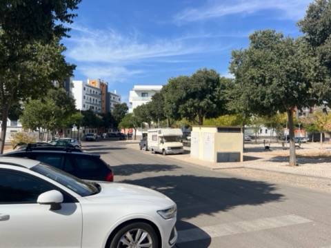 Lote com 868m2 para construção de 23 apartamentos e um comerciocom 2579m2 para construção no centro de loule