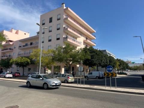 Lote com 868m2 para construção de 23 apartamentos e um comerciocom 2579m2 para construção no centro de loule