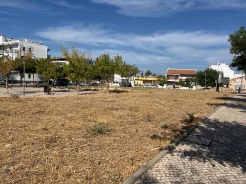 Lote com 868m2 para construção de 23 apartamentos e um comerciocom 2579m2 para construção no centro de loule