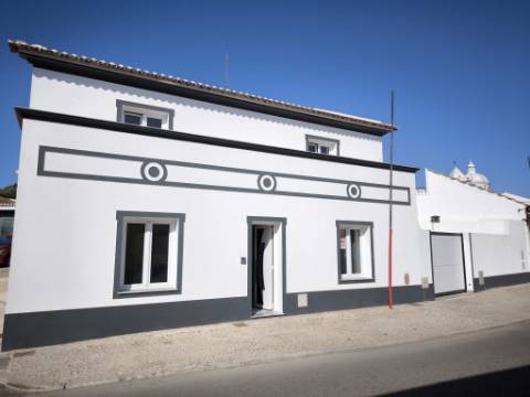 MORADIA T5+1 COM ESPAÇO EXTERIOR NO CENTRO DE CASTRO MARIM - ALGARVE