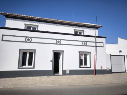 MORADIA T5+1 COM ESPAÇO EXTERIOR NO CENTRO DE CASTRO MARIM - ALGARVE