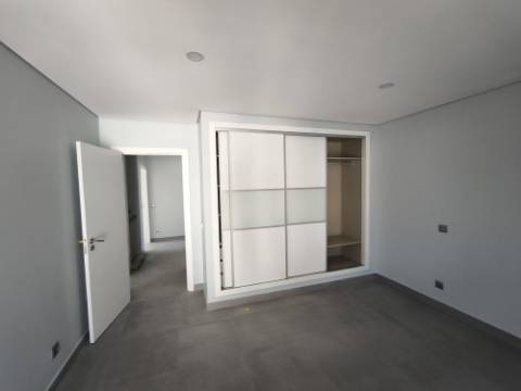 MORADIA T5+1 COM ESPAÇO EXTERIOR NO CENTRO DE CASTRO MARIM - ALGARVE