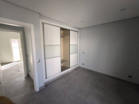 MORADIA T5+1 COM ESPAÇO EXTERIOR NO CENTRO DE CASTRO MARIM - ALGARVE