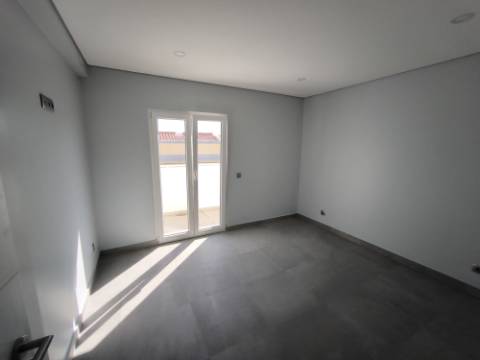 MORADIA T5+1 COM ESPAÇO EXTERIOR NO CENTRO DE CASTRO MARIM - ALGARVE