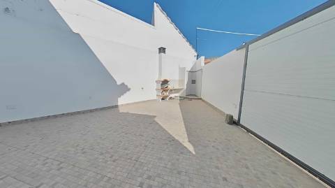 MORADIA T5+1 COM ESPAÇO EXTERIOR NO CENTRO DE CASTRO MARIM - ALGARVE