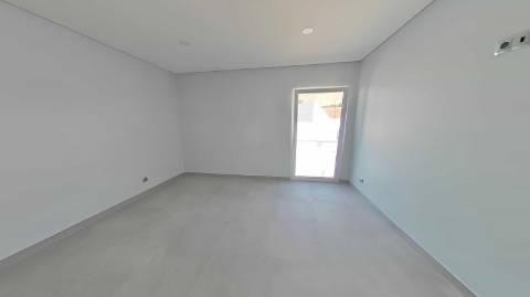 MORADIA T5+1 COM ESPAÇO EXTERIOR NO CENTRO DE CASTRO MARIM - ALGARVE