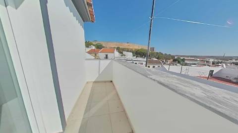 MORADIA T5+1 COM ESPAÇO EXTERIOR NO CENTRO DE CASTRO MARIM - ALGARVE