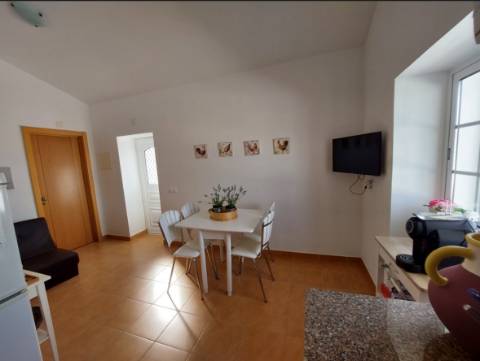 Casa Térrea T1 Zona calma totalmente renovada. Arrendamento de Outubro a Maio