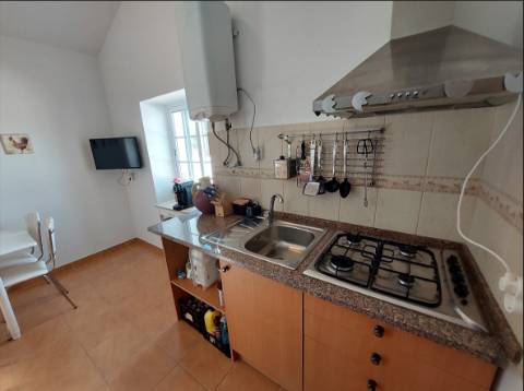 Casa Térrea T1 Zona calma totalmente renovada. Arrendamento de Outubro a Maio