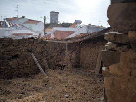 RUINA DE ESQUINA - COM 96 M2 - PARA RECONSTRUÇÃO NO CENTRO DA JUNQUEIRA - CASTRO MARIM - ALGARVE