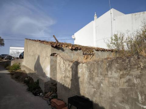 RUINA DE ESQUINA - COM 96 M2 - PARA RECONSTRUÇÃO NO CENTRO DA JUNQUEIRA - CASTRO MARIM - ALGARVE