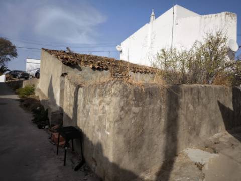RUINA DE ESQUINA - COM 96 M2 - PARA RECONSTRUÇÃO NO CENTRO DA JUNQUEIRA - CASTRO MARIM - ALGARVE