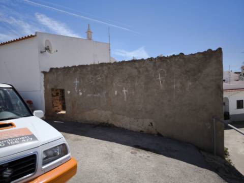 RUINA DE ESQUINA - COM 96 M2 - PARA RECONSTRUÇÃO NO CENTRO DA JUNQUEIRA - CASTRO MARIM - ALGARVE