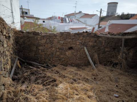 RUINA DE ESQUINA - COM 96 M2 - PARA RECONSTRUÇÃO NO CENTRO DA JUNQUEIRA - CASTRO MARIM - ALGARVE