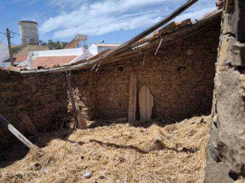 RUINA DE ESQUINA - COM 96 M2 - PARA RECONSTRUÇÃO NO CENTRO DA JUNQUEIRA - CASTRO MARIM - ALGARVE