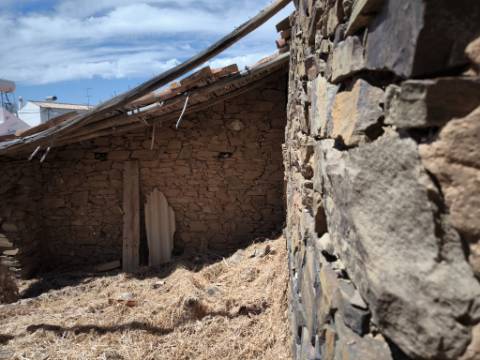 RUINA DE ESQUINA - COM 96 M2 - PARA RECONSTRUÇÃO NO CENTRO DA JUNQUEIRA - CASTRO MARIM - ALGARVE