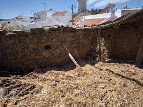RUINA DE ESQUINA - COM 96 M2 - PARA RECONSTRUÇÃO NO CENTRO DA JUNQUEIRA - CASTRO MARIM - ALGARVE