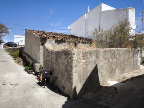 RUINA DE ESQUINA - COM 96 M2 - PARA RECONSTRUÇÃO NO CENTRO DA JUNQUEIRA - CASTRO MARIM - ALGARVE