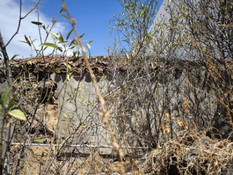 RUINA DE ESQUINA - COM 96 M2 - PARA RECONSTRUÇÃO NO CENTRO DA JUNQUEIRA - CASTRO MARIM - ALGARVE